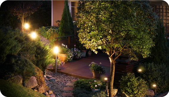 oświetlenie ogrodowe rozświetlające ogród i otoczenie domu
